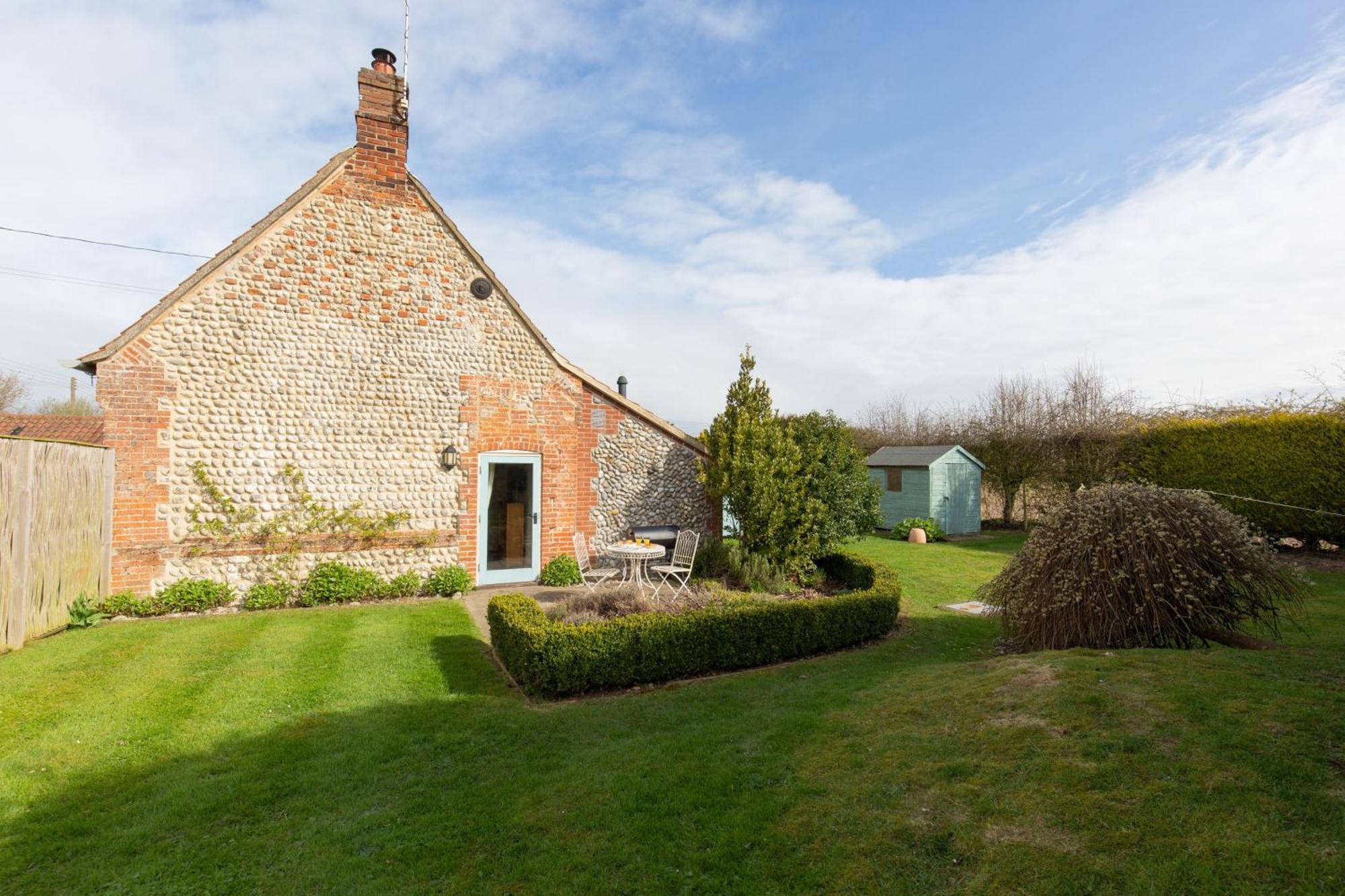 Garden Cottage West Beckham Екстериор снимка